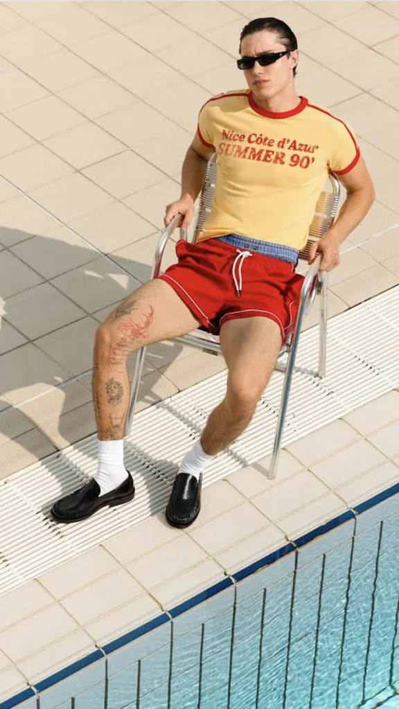 Camiseta amarilla y pantalón rojo junto a una piscina — estilismo de Manel Guisado