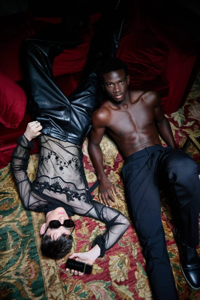 Camisa estampada en un interior oscuro — estilismo de Manel Guisado