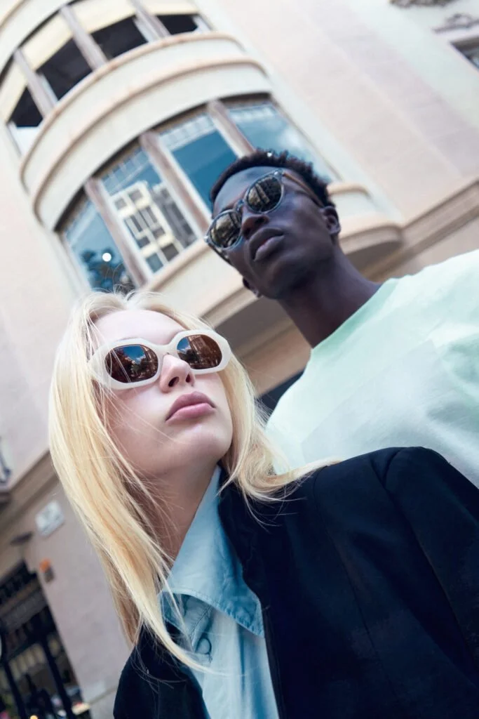 Estilismo de punto con gafas en la ciudad — estilismo de Manel Guisado