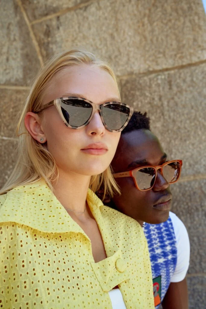 Punto amarillo y gafas claras — estilismo de Manel Guisado
