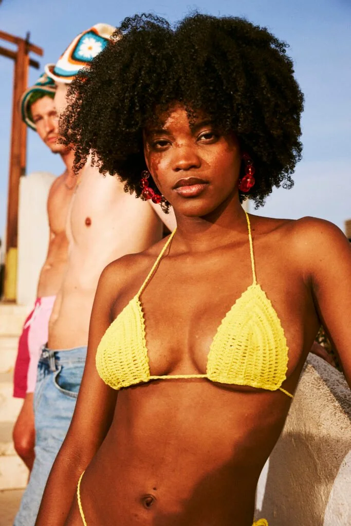 Primer plano de bikini amarillo — estilismo de Manel Guisado