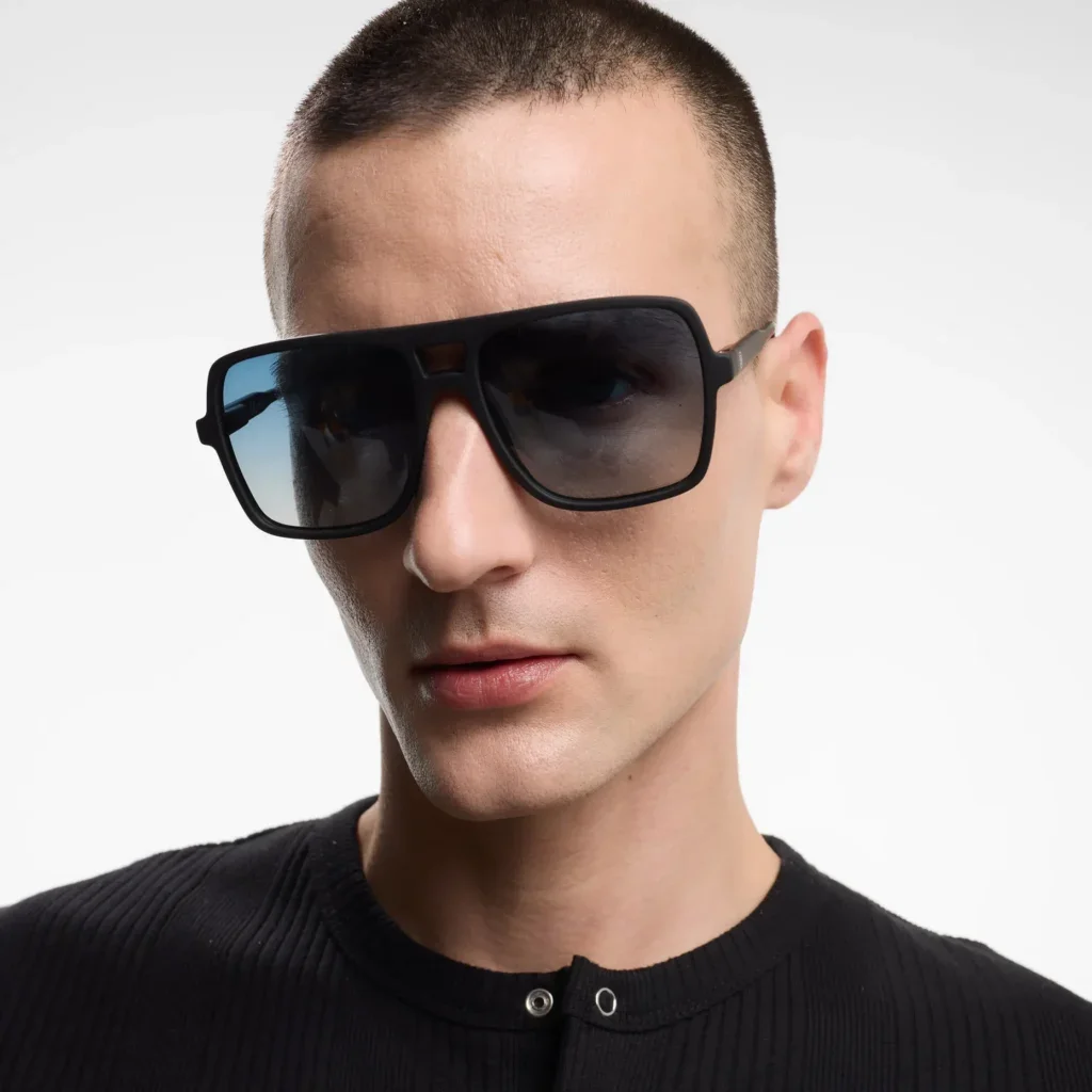 Gafas negras con camiseta negra — estilismo de Manel Guisado