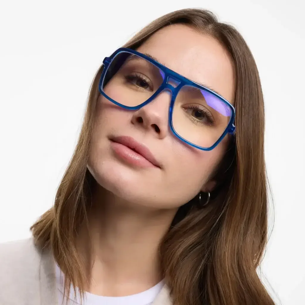 Gafas azules con camiseta blanca — estilismo de Manel Guisado