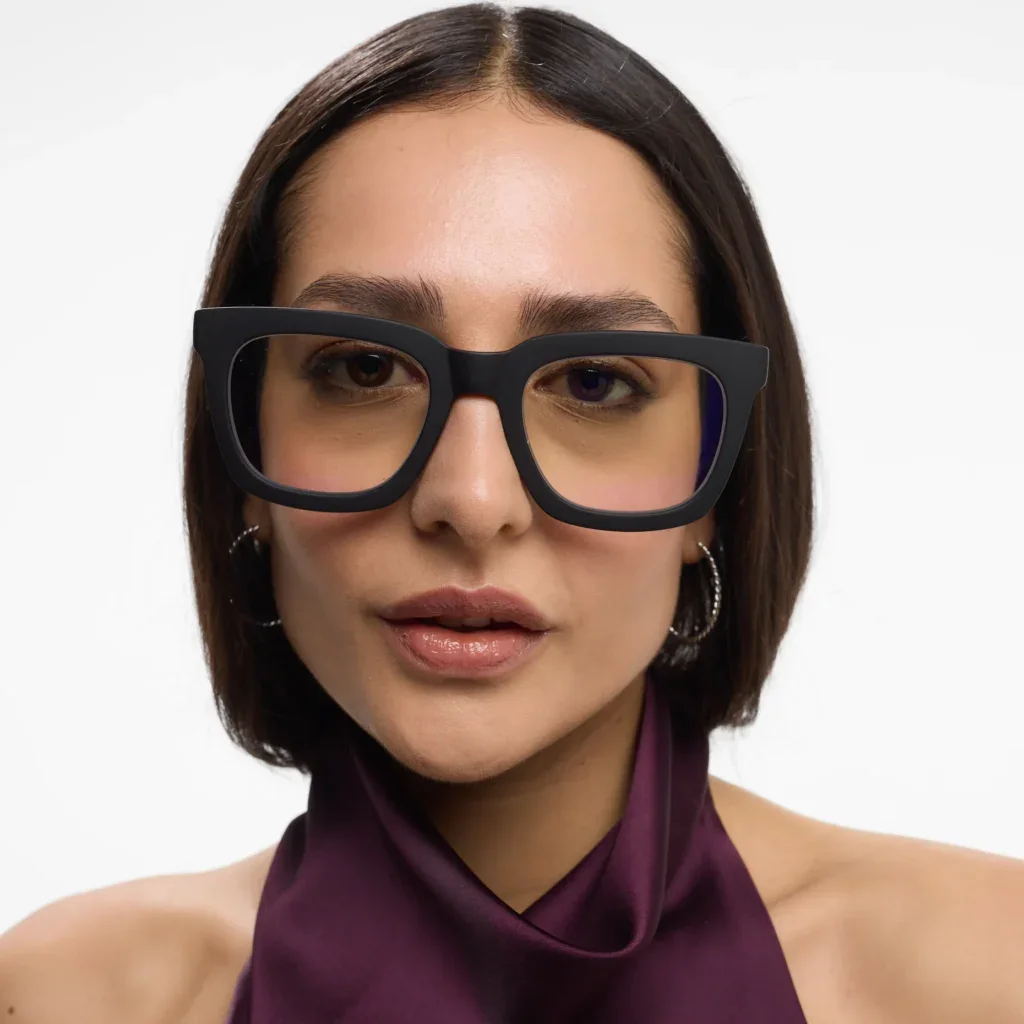 Gafas negras con cuello violeta — estilismo de Manel Guisado