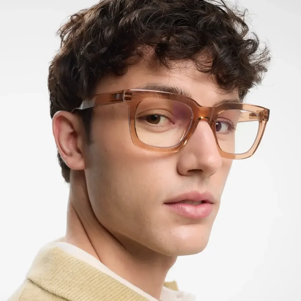 Gafas de montura transparente y prenda azul — estilismo de Manel Guisado