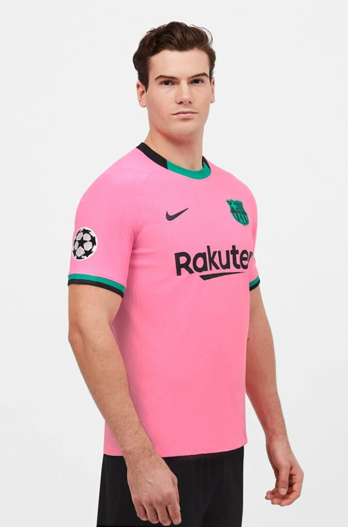 Camiseta rosa del FC Barcelona sobre fondo blanco — estilismo de Manel Guisado