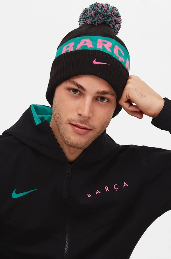Gorro del Barça y sudadera negra — estilismo de Manel Guisado