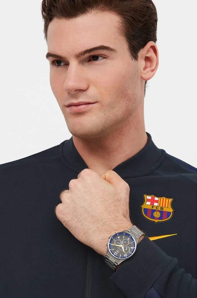 Polo azul del FC Barcelona y reloj — estilismo de Manel Guisado