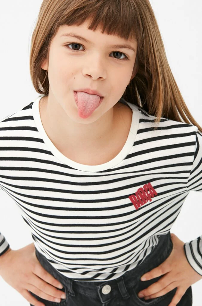 Camiseta infantil de rayas sobre fondo blanco — estilismo de Manel Guisado