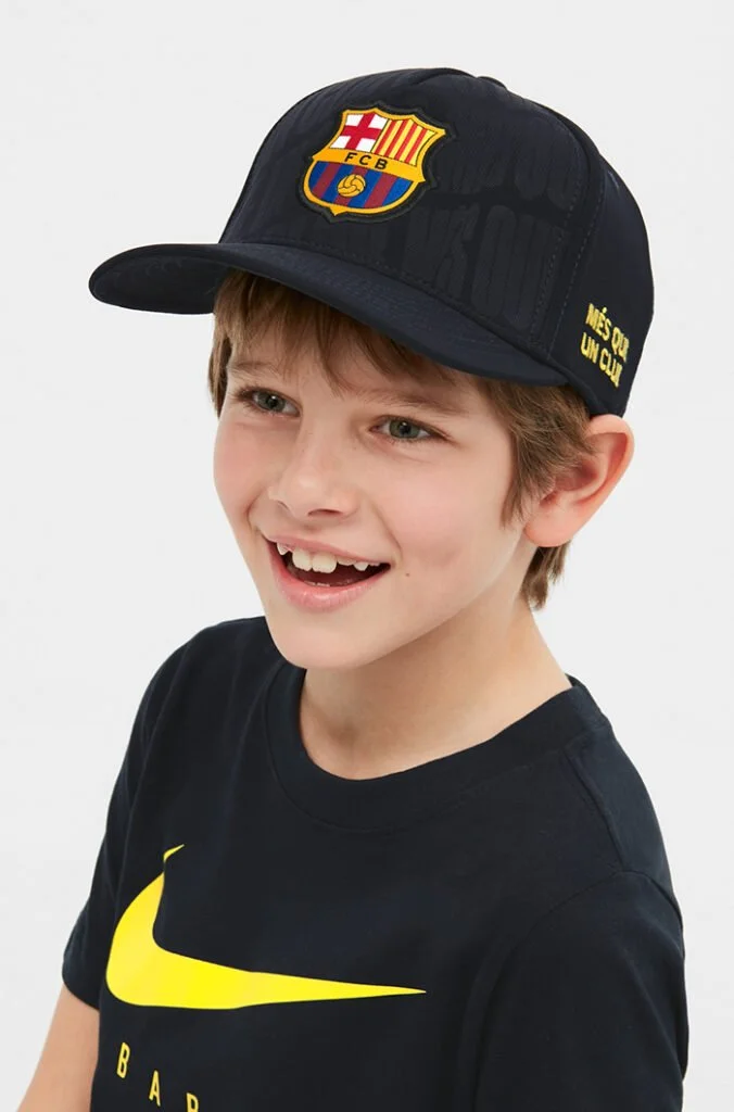 Gorra y camiseta deportiva infantil — estilismo de Manel Guisado
