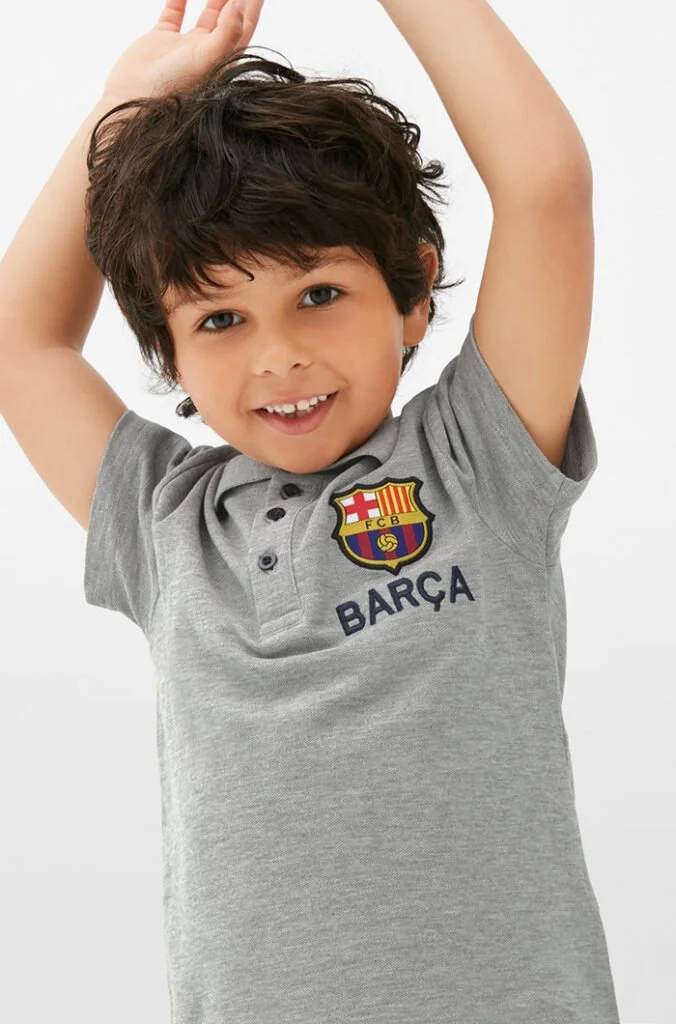 Gorra azul y camiseta gris infantil — estilismo de Manel Guisado