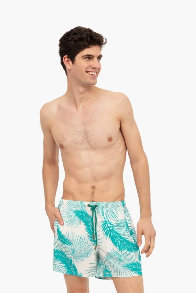 Bañador estampado verde con fondo blanco — estilismo de Manel Guisado