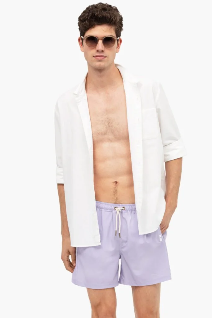 Camisa blanca con bañador violeta — estilismo de Manel Guisado