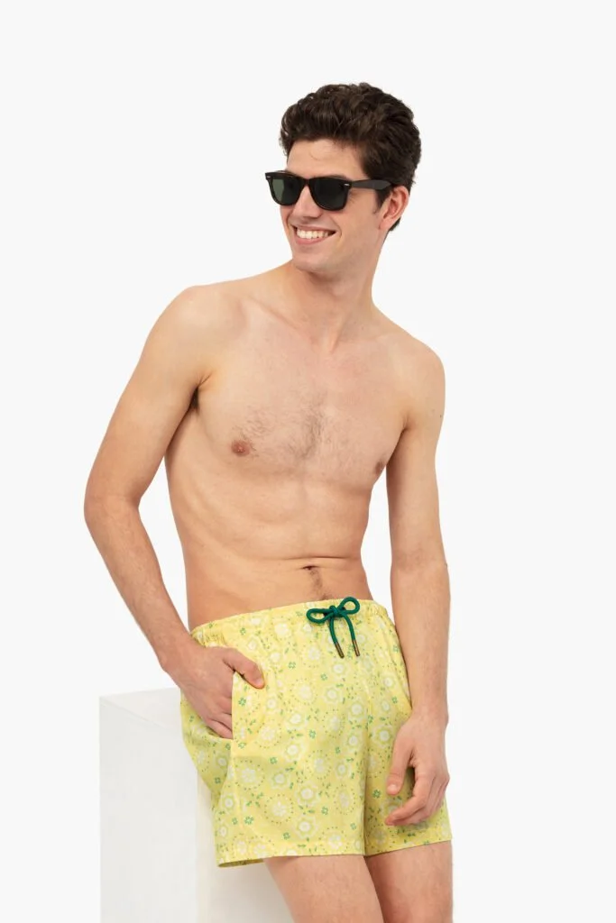 Bañador amarillo y gafas de sol — estilismo de Manel Guisado