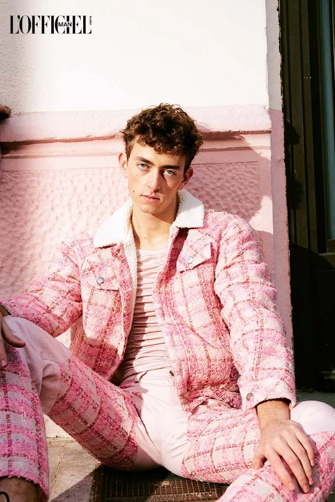 Traje rosa estampado para L’Officiel Arabia — estilismo de Manel Guisado