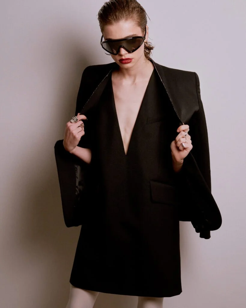 Blazer negro y gafas oscuras — estilismo de Manel Guisado