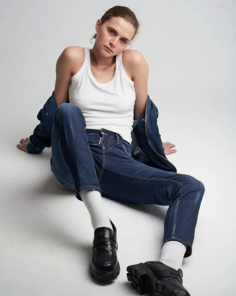 Camiseta blanca y denim oscuro en un retrato de estudio — estilismo de Manel Guisado