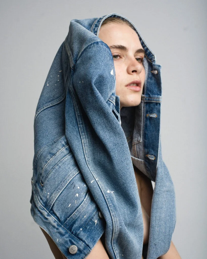 Primer plano envuelto en una chaqueta denim — estilismo de Manel Guisado