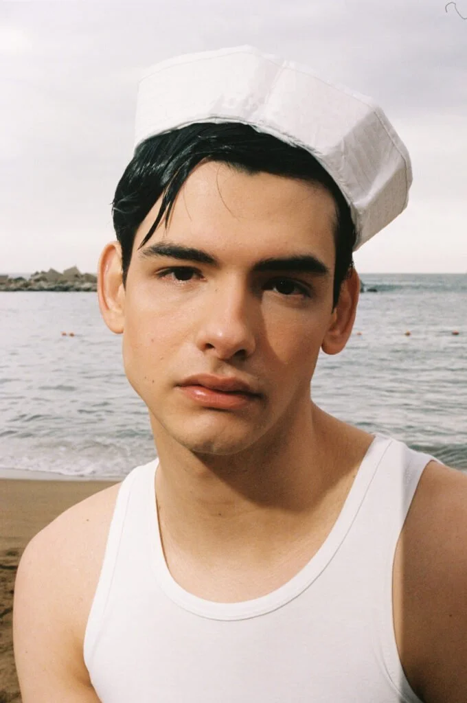 Camiseta blanca y gorra blanca en primer plano — estilismo de Manel Guisado