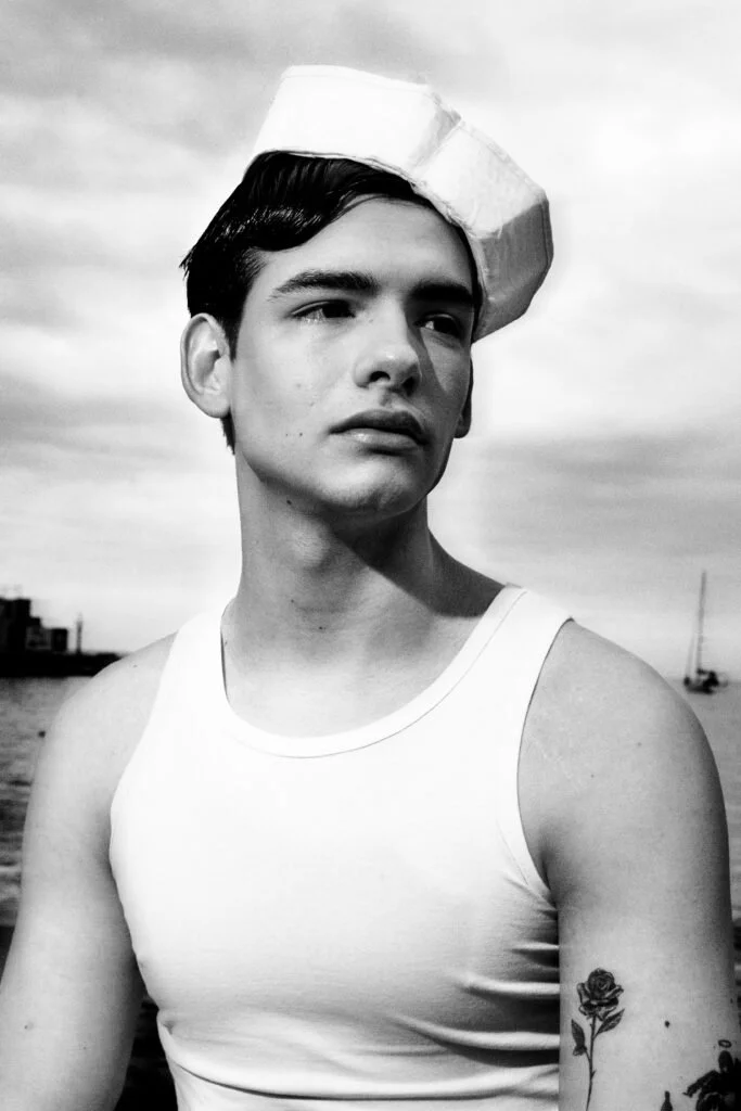 Retrato en blanco y negro con camiseta sin mangas — estilismo de Manel Guisado