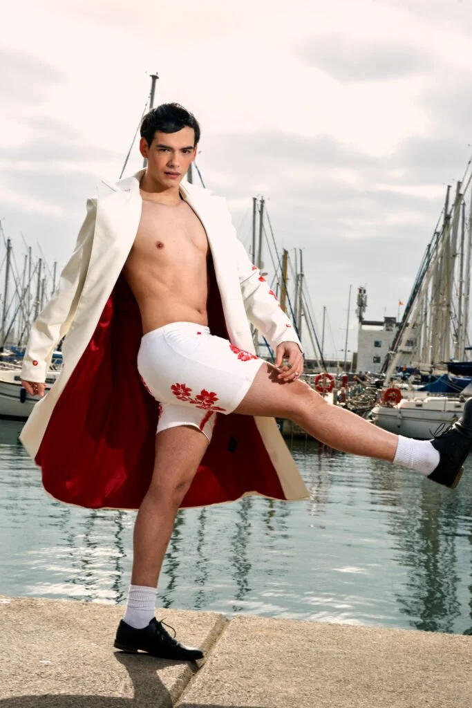 Abrigo rojo y pantalón corto blanco en un puerto — estilismo de Manel Guisado