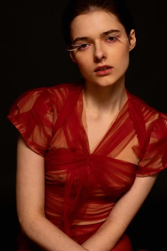 Vestido rojo en un retrato de estudio — estilismo de Manel Guisado
