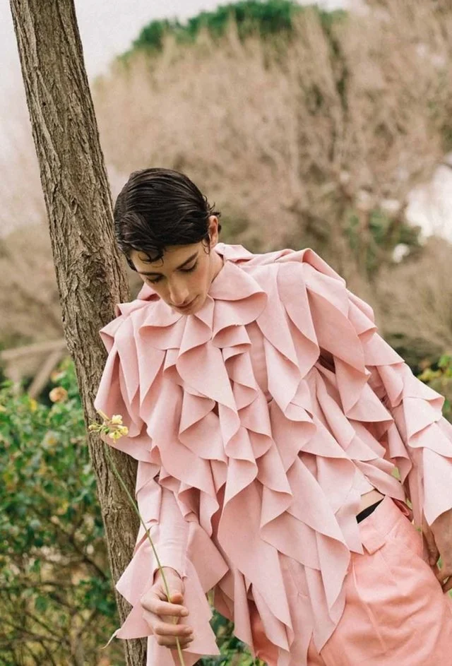 Camisa rosa con volumen entre árboles — estilismo de Manel Guisado