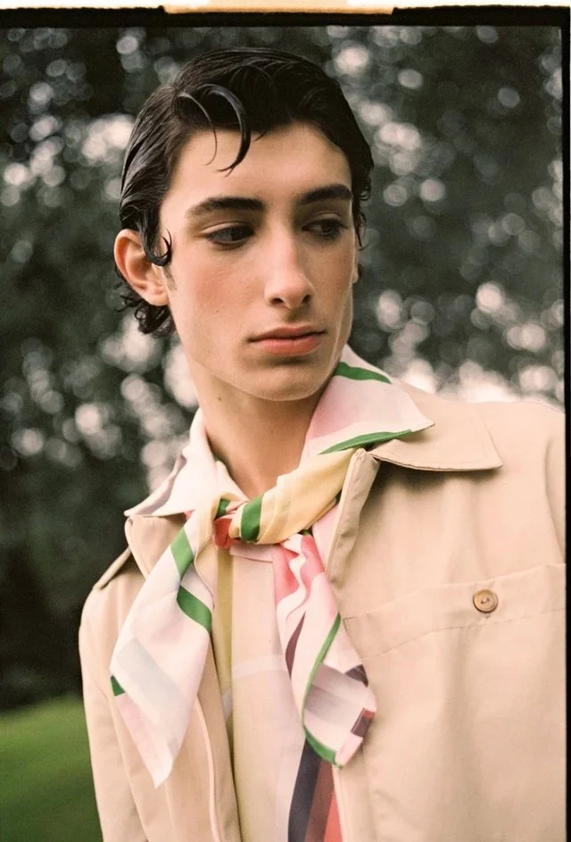 Chaqueta de tono rosa y camisa estampada — estilismo de Manel Guisado