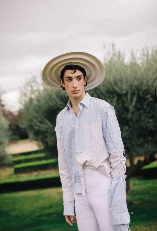 Camisa clara con sombrero en un jardín — estilismo de Manel Guisado