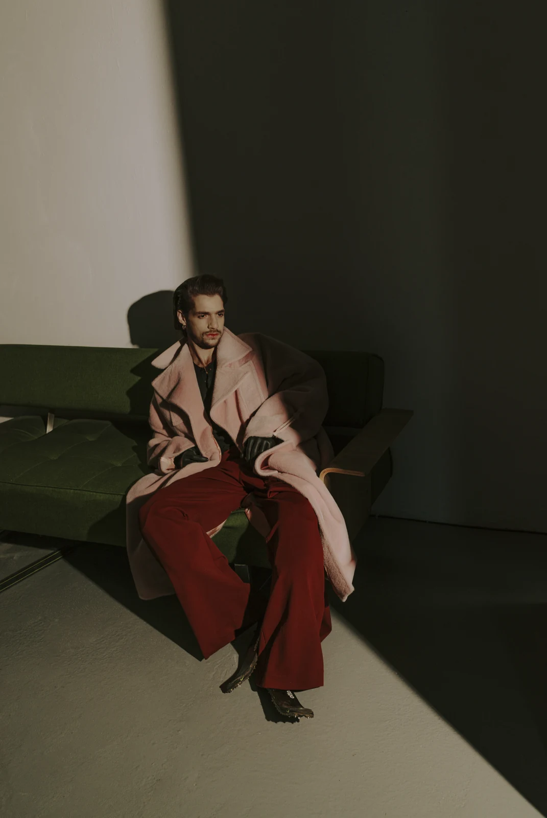 Pink coat and red trousers in dramatic light for Neo2 Magazine — styling by Manel Guisado