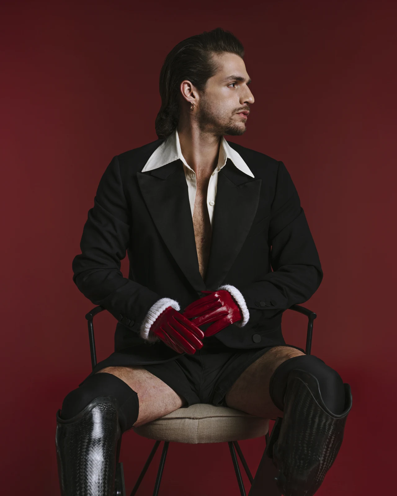 Black tailoring, red gloves and prostheses for Neo2 Magazine — styling by Manel Guisado