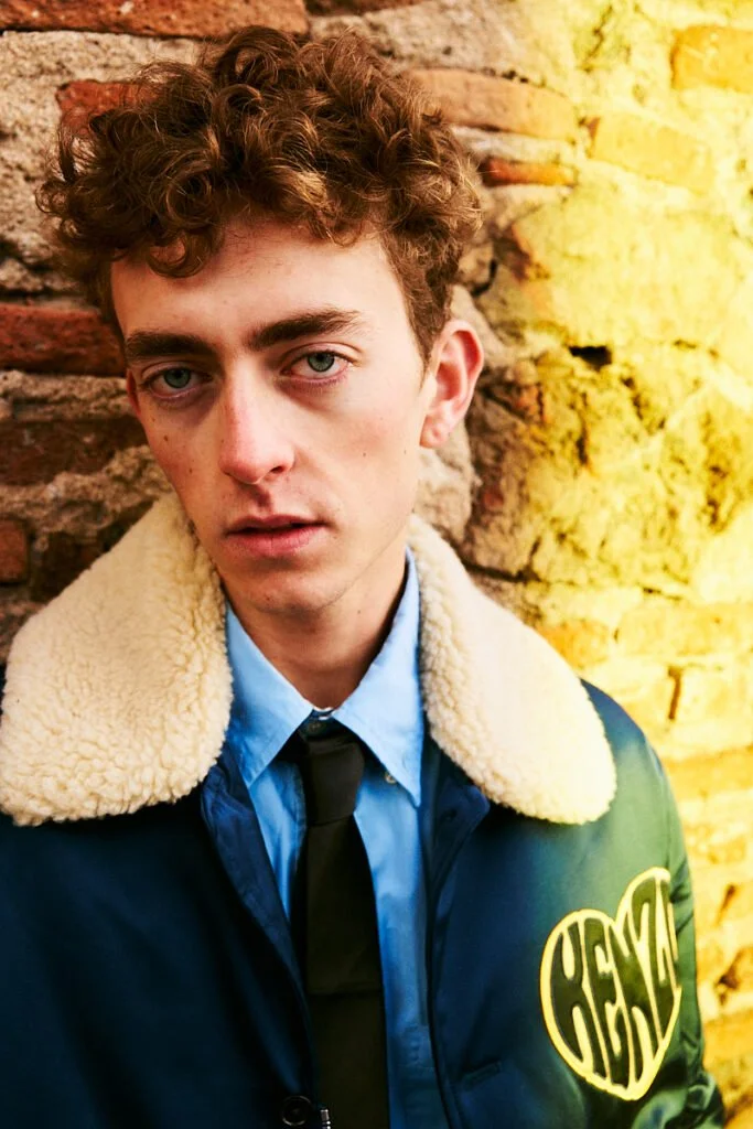 Estilismo masculino con camisa azul y chaqueta — estilismo de Manel Guisado