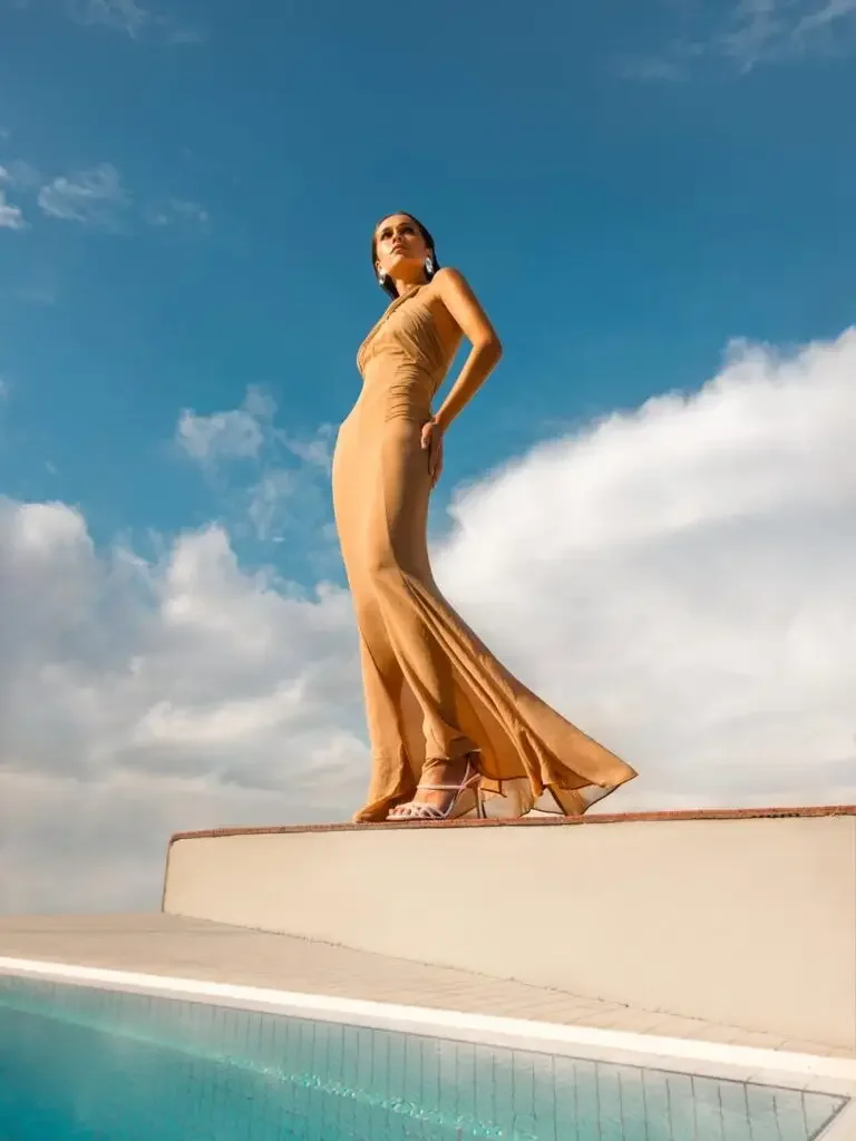 Vestido ocre en movimiento junto a una piscina — estilismo de Manel Guisado