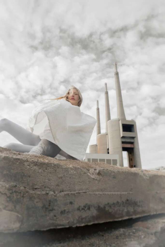 Silueta blanca entre arquitectura y cielo — estilismo de Manel Guisado