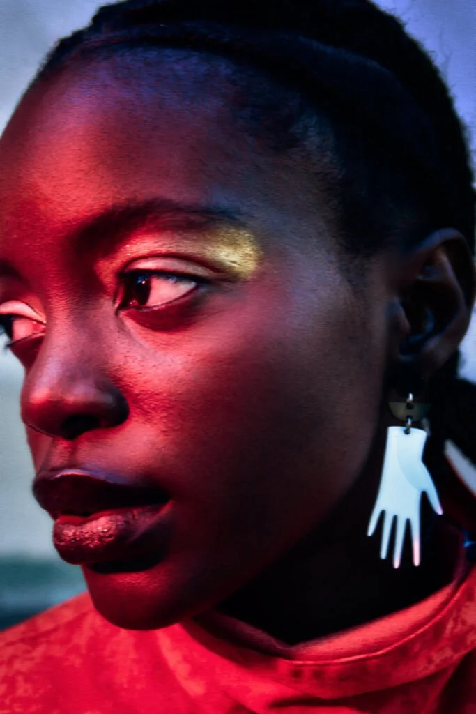 Retrato iluminado en rojo y azul — estilismo de Manel Guisado