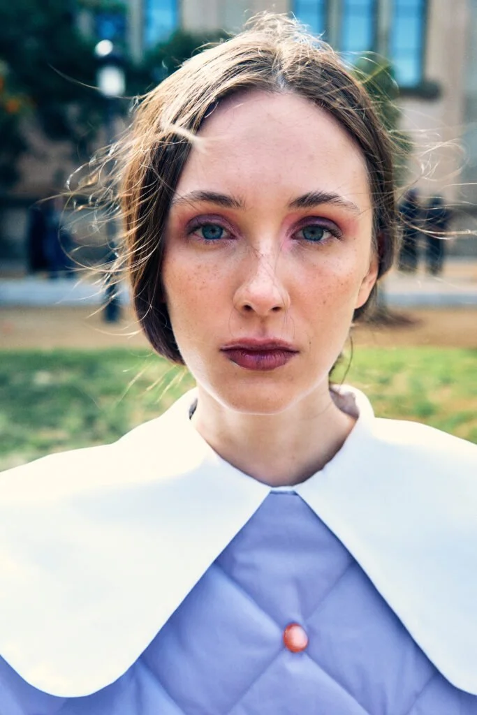 Retrato con cuello blanco amplio y camisa azul — estilismo de Manel Guisado