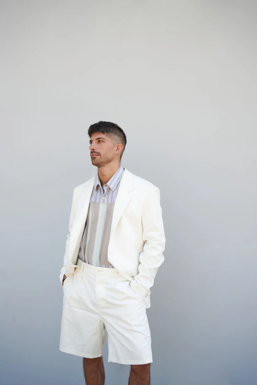 Traje blanco con pantalón corto — estilismo de Manel Guisado